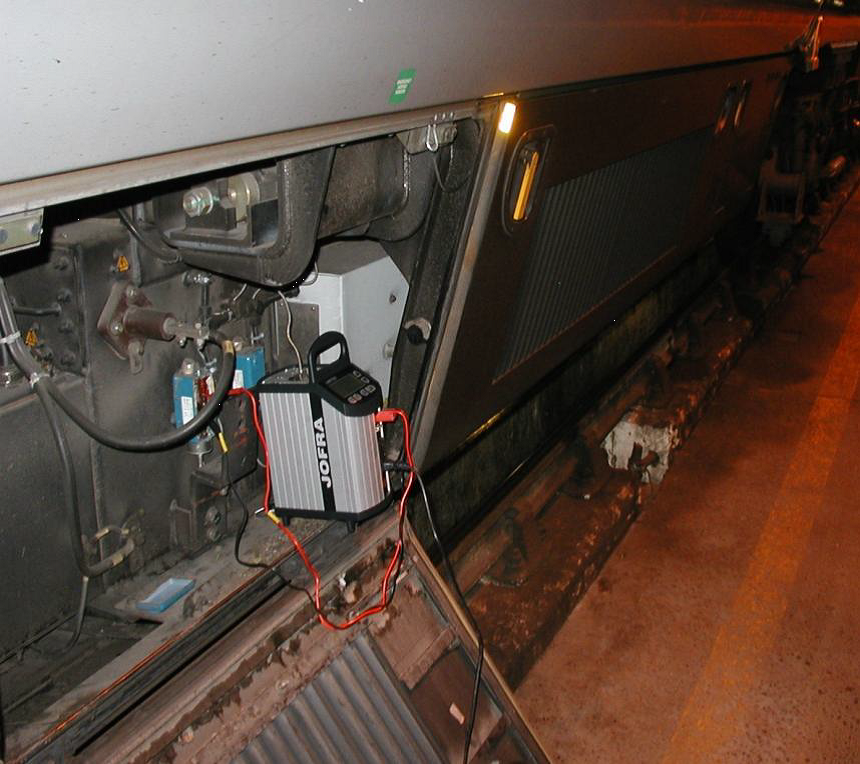 随着国内高铁的迅猛发展，CRH型动车组应用越来越广泛，对其安全性和稳定性的要求即摆在了重要位置。要保证高速动车组运行的安全，方法之一，必须安装轴温监测报警系统对动车组转向架的轴温进行监测，而且监测数据要准确、报警要及时、保护和控制措施要得当。即当运行中的动车组其轴温发生异常或过高时，动车组自动遵从故障导向安全的原则，进行自动限速或停车，确保动车组的绝对安全。不同的CRH轴温监测采用不同的方式，大致有两种：温度开关和Pt100温度传感器。其中时速可达350Km/h的CRH380动车组,采用双通道的Pt100传感器,安装在轮对轴箱及轴箱盖上，实现对轴承温度的不间断监测。——阿美特克干体炉在动车组上的应用