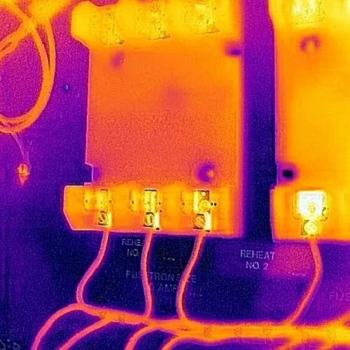 热像仪对热力站内的泵体和板式换热器等设备进行逐一检测
