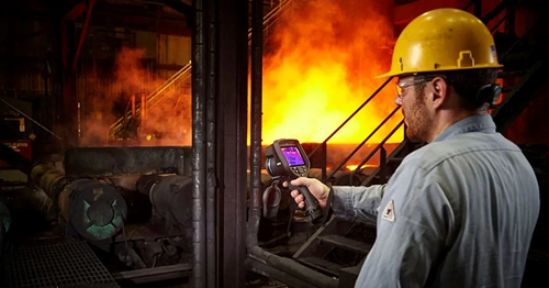 检测人员在工作过程中使用热像仪