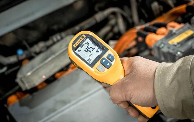Fluke MT4 MAX IND红外测温仪，应用场景：电池安全温度检测、过热点故障筛查